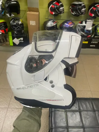 um capacete articulado branco da marca MT Helmets, possivelmente o modelo Atom SV