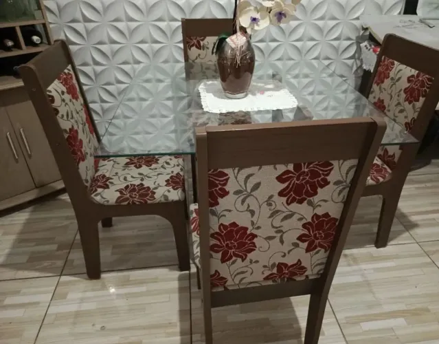 Mesa de jantar de vidro com 4 cadeiras 