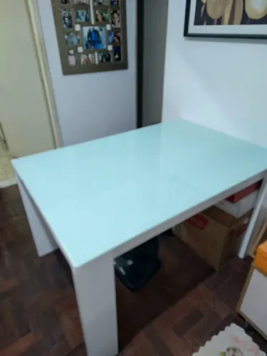 Vendo linda Mesa com tampo de Vidro. Estrutura de madeira pura.