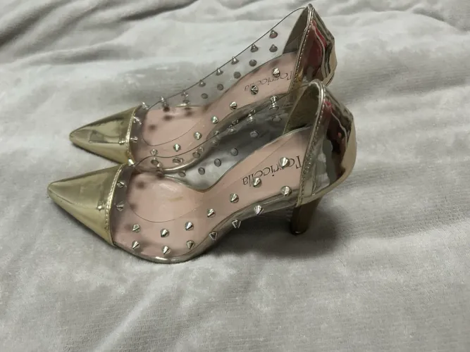 Sapato Scarpin dourado com transparente e spark