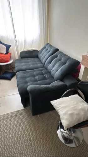 Sofá com pequeno defeito na madeira da lateral