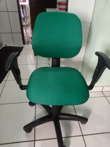 Cadeira escritório semi nova