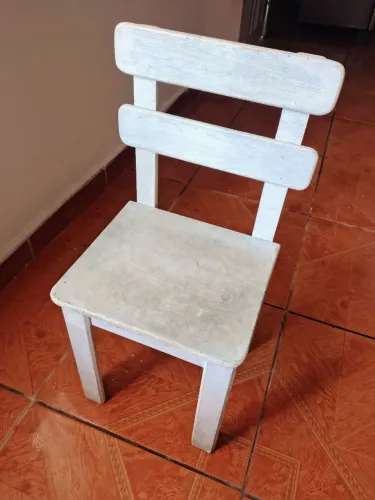 Cadeirinha de madeira