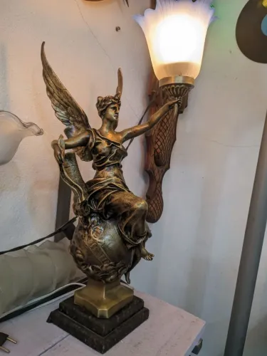 Escultura luminária antiga