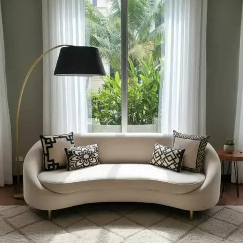 Sofá em Veludo Jayne Off White com Pés Dourados
