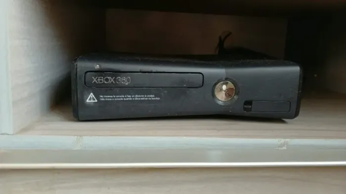 ? Xbox 360 + Controle com Fio + 3 Jogos Originais