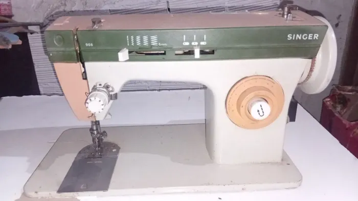 Vendo máquina singer 966 usada com pedal .