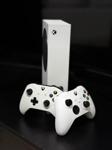 Xbox Series S - 2 Controles (um modificado) - 1 ano de uso