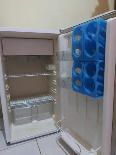 Vende se esse frigobar