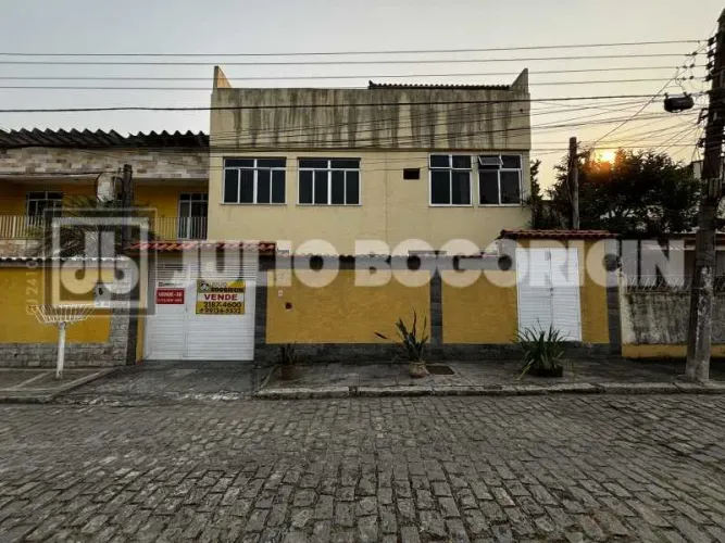 Residência para até 04 famílias, com área externa livre, perto de farto comércio e escolas
