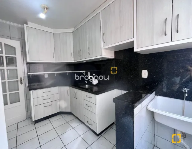 Apartamento à venda 2 dormitórios no bairro Roçado em São José /SC.