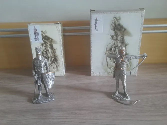 Miniaturas cavaleiro e arqueiro medieval em metal