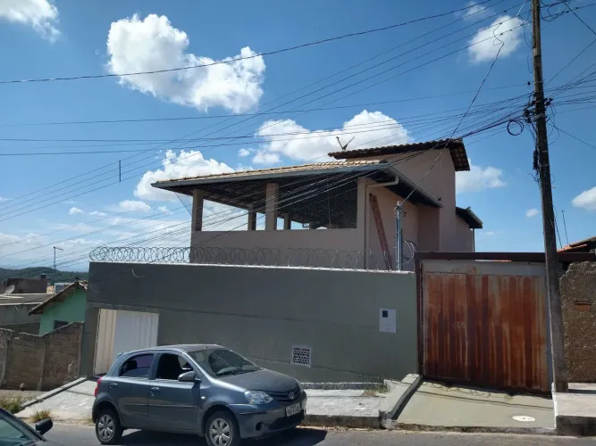 CASA COM TERRAÇO EM PEDRO LEOPOLDO