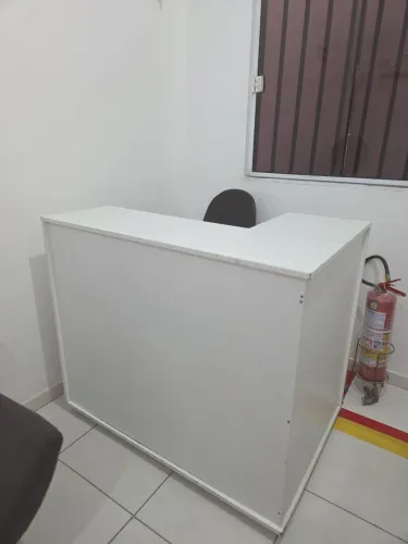 Vendo balcão de recepção e cadeira 
