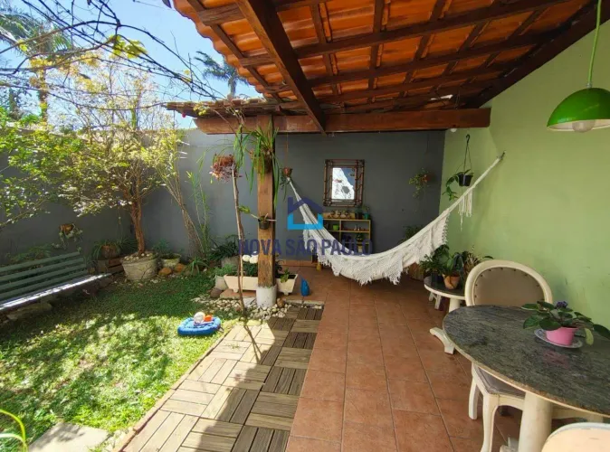 Sobrado / Interlagos / 3 dormitórios/ 2 vagas/ Quintal com Jardim