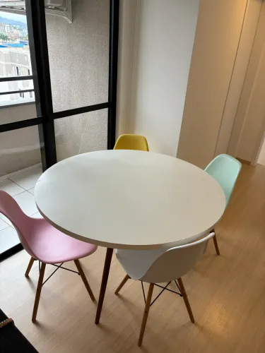 Mesa com 4 cadeiras