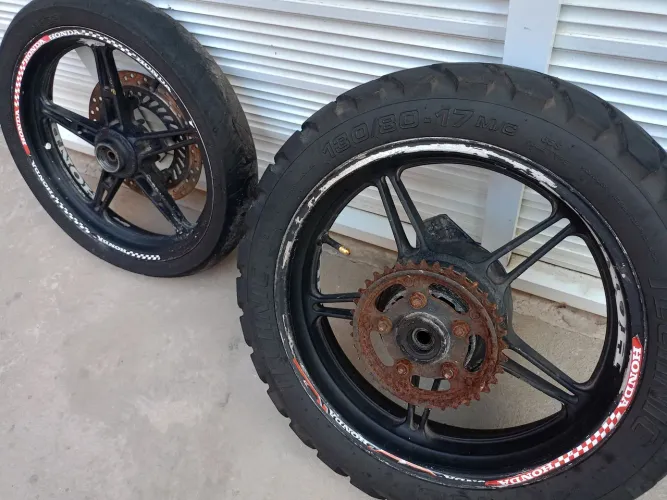 Vendo sem os pneus roda da cb 300 2010