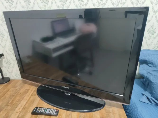 TV Samsung de 37 polegadas LCD (Troco por esteira ergométrica - complemento valor)