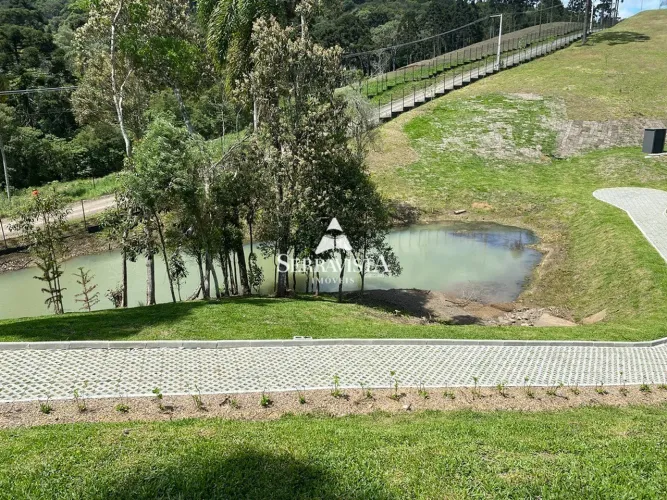 Terreno em cond. fechado em Campo Alegre-1.200 m2