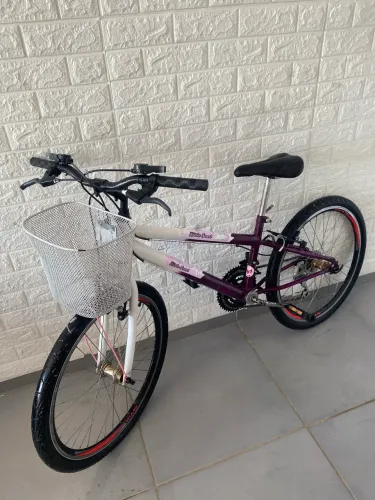 Bicicleta aro 24 semi nova cubos rolamentado 