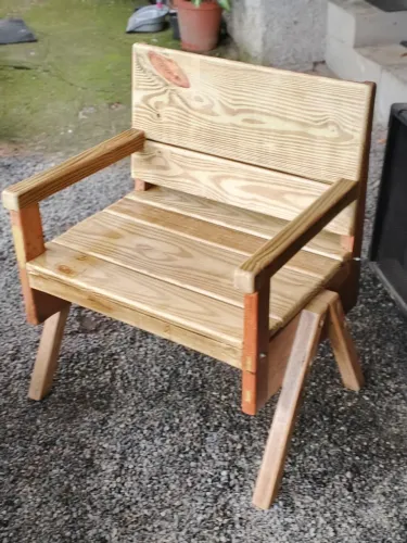 Poltrona rustica de madeira maciça 50 de largura e 60 comprimento