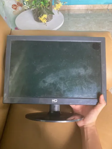 MONITOR COM PEQUENA MANCHA 