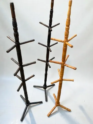 Cabideiros de madeira, em ótimo estado, valor unitário.