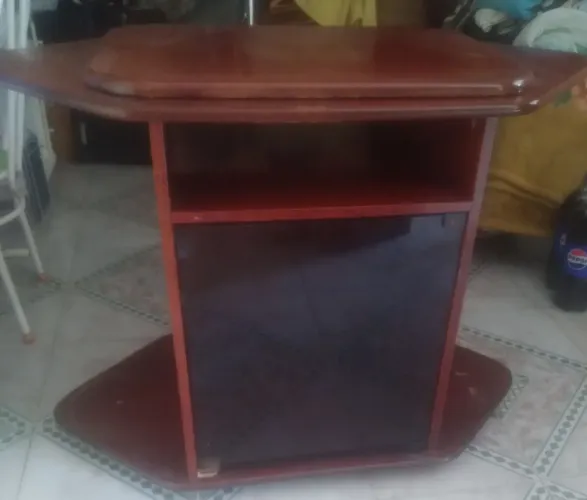 Rack com tampo giratório e porta de vidro