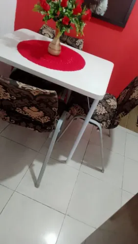 Mesa com 4 cadeiras 