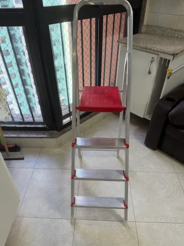 Escada de Alumínio BTI 4 Degraus com Plataforma - Excelente Estado