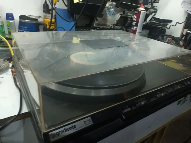 Toca disco de vinil antigo gradiente (leia o anúncio)