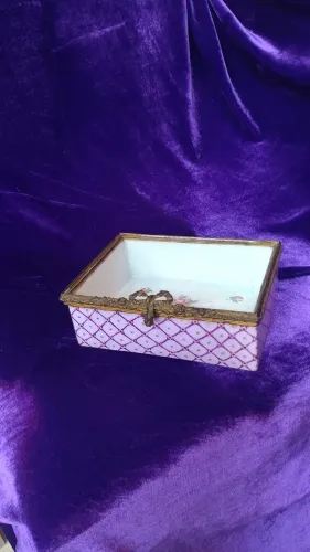 Caixa de porcelana vintage com detalhes em Bronze