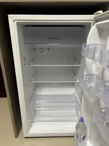 Frigobar Electrolux modelo RE120 branco 220v
