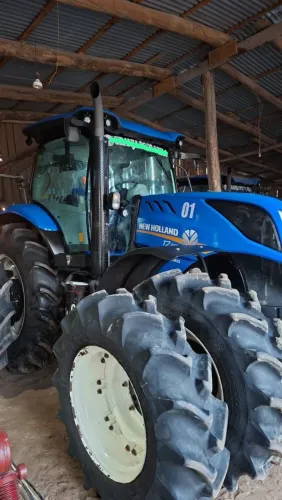 Tratores New Holland T7.245. R$ 500.000 cada