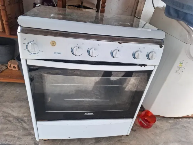 Vende-se fogão automático, marca Mizure, 5 bocas, semi-novo.