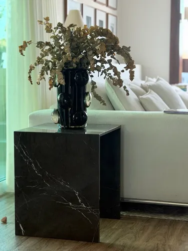 Mesa lateral em mármore