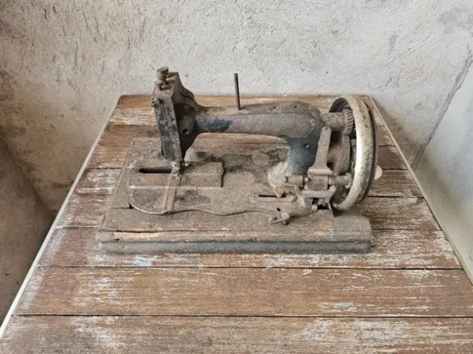 Máquina de Costura Antiga Manual - Peça Vintage / Decoração