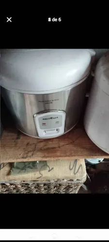 Panela elétrica pra cozinhar arroz.