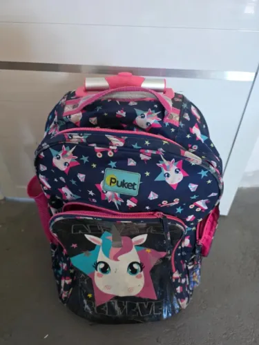 Mochila Puket GRANDE com rodinhas Unicórnio - Usada, original