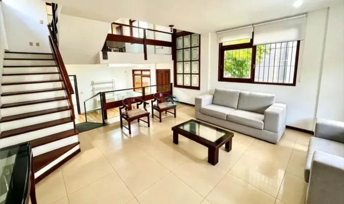 Alugo ampla casa semi-mobiliada com 05 quartos, 02 garagens, 260m² privativo em frente a p