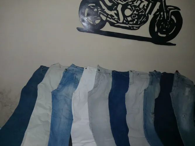 Lote de 10 calças masculinas número 42 tudo por R$70.00 sou de itapetininga-sp