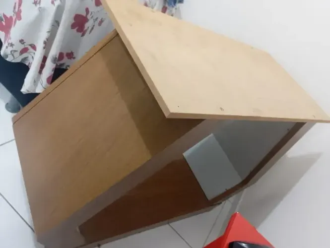 Pé de mesa de madeira
