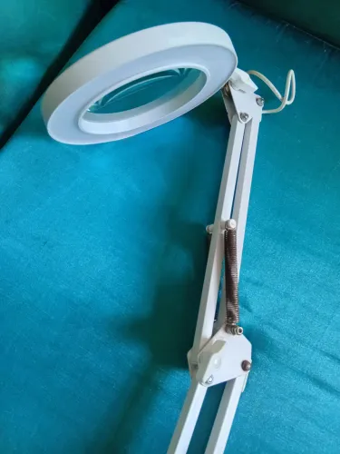 Lupa de Mesa Regulável