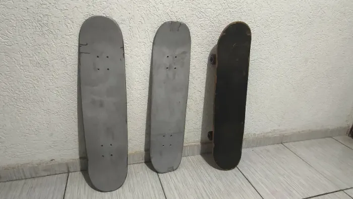 Skate + 2 pranças + 4 trucks + 4 pares de rodinhas