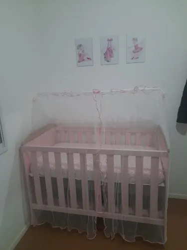 Berço rosa em excelente estado