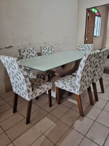 Mesa com seis cadeiras