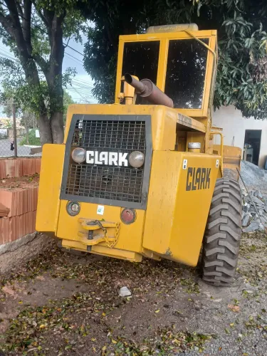 Vendo ou troco exelente estado cabinada so um pneu ruim recem reformada