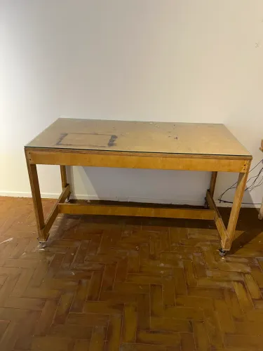 Mesa de compensado cru natural com rodinhas e tampo de vidro