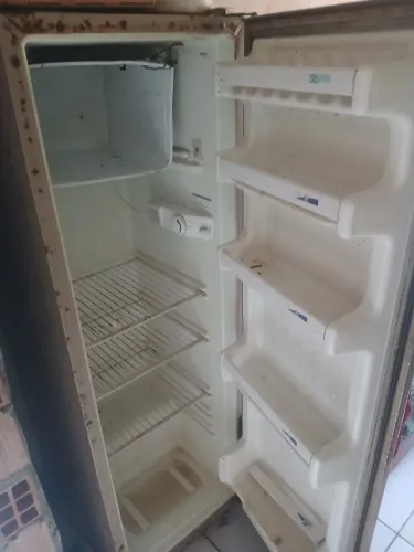 Vendo essa geladeira sem nem um defeito apenas marcas de uso