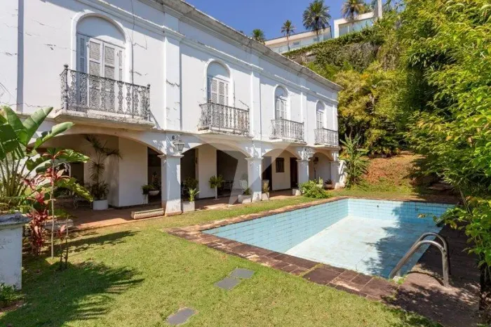 Casa para comprar no Jardim Guedala, 5 dormitórios sendo 1 suíte, jardim, piscina, 4 vagas